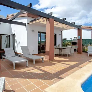 family-golf-villa-rubi-pool-bbq-seaview-aircon.hotelsfuerteventura.org/